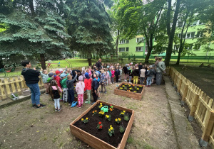 Dzieci wokół własnych grządek
