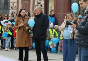 Dzieci maszerują ulicą.