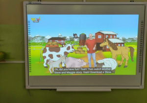 Ekran, na którym widać film edukacyjny w języku angielskim o zwierzętach.