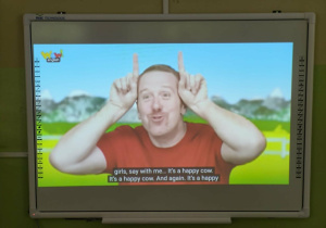 Ekran, na którym widać film edukacyjny w języku angielskim o zwierzętach.