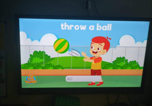Na ekranie widać film edukacyjny o sportach.