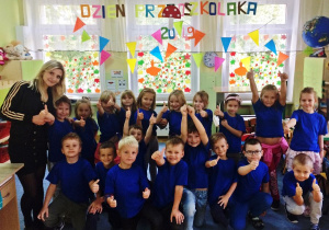 dzieci z wychowawcą - grupa Sowy, dzieci w niebieskich koszulkach