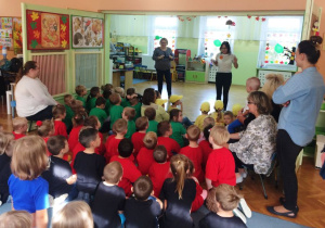 konkurs, na zdjęciu dzieci z każdej z grup w czerwonych, żółtych, zielonych, niebieskich, różowych i czarnych koszulkach