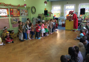 konkurs - przyklejanie darów jesieni