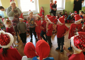 śpiewanie i ilustrowanie ruchem świątecznych piosenek