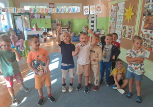 Solenizant pozuje do zdjęcia z kolegami z grupy