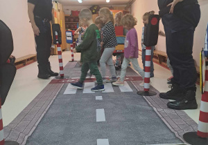 Dzieci ćwiczą prawidłowe przejście przez pasy