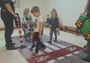 Dzieci pod okiem Straży Miejskiej ćwiczą przejście przez ulicę