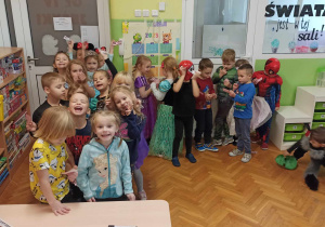 Dzieci stoją w kolejce przed stolikiem z kasą biletową do przedszkolnego kina