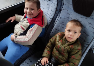 Chłopcy pozują do zdjęcia w autokarze.