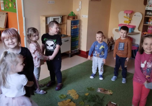 Dzieci bawią sie w parach.