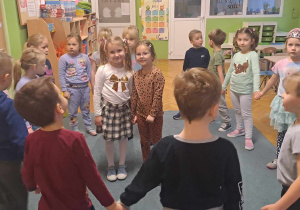 Dzieci tańczą w kole