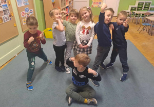 Jubilatka pozuje do zdjęcia w towarzystwie kolegów z grupy
