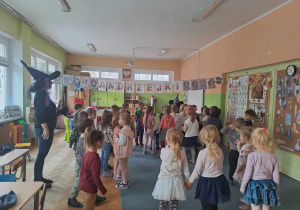 Dzieci biorą udział w zabawie ruchowej