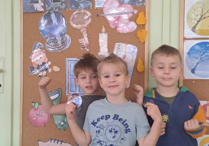 Chłopcy pozują do zdjecia na tle dekoracji Andrzejkowej