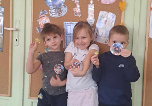 Dzieci pozują do zdjecia na tle dekoracji Andrzejkowej