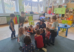 Dzieci z nauczycielką przygotowują miksturę