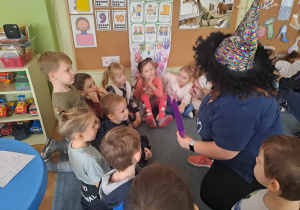 Chłopiec przebija papierowe serce szpilką