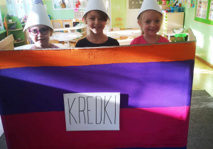 Dzieci przebrane za kredki.