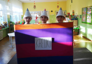 Dzieci przebrane za kredki.