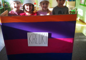 Dzieci przebrane za kredki.