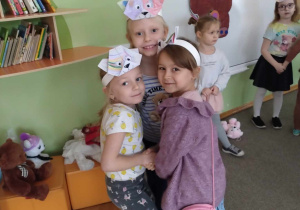 Dziewczynki przytulają pluszowego Misia.