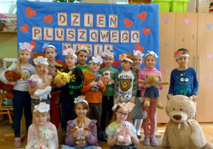 Zdjęcie grupowe z pluszowymi Misiami.