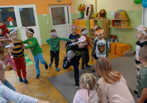 Zabawy z pluszowymi misiami.