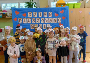 Zdjęcie grupowe z pluszowymi Misiami.