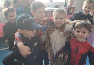 Chłopcy pozują do zdjęcia