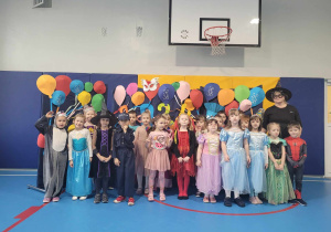 Grupowe zdjęcie na tle dekoracji.