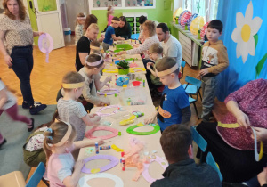 Dzieci z rodzicami/opiekunami tworzą ozdoby wielkanocne