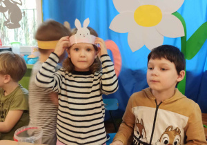 Dzieci tworzą ozdoby wielkanocne