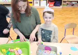 Dzieci z rodzicami/opiekunami tworzą ozdoby wielkanocne
