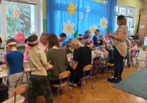 Dzieci z rodzicami/opiekunami tworzą ozdoby wielkanocne