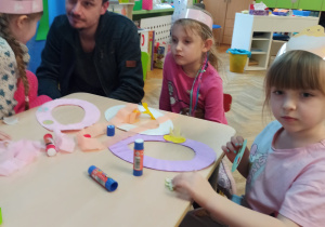 Dzieci z rodzicami/opiekunami tworzą ozdoby wielkanocne