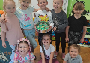 Dziewczynki pozują do zdjęcia z kolegą który ma urodziny