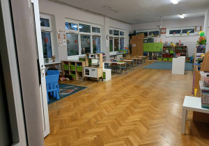 Kącik nauczyciela oraz stoliki.
