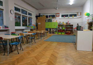 Po prawej stronie kącik nauczyciela, po lewej stoliki, na wprost dywan oraz regały z klockami.
