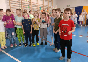 Ósemka dzieci w trakcie zabawy w kole.