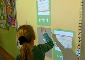 Dziewczynka otworzyła dwie karty w grze memory z hymnem Polski.