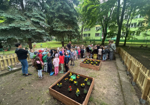 Dzieci wokół własnych grządek