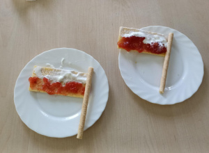 Na białym talerzyku przygotowany poczęstunek (biało-czerwone flagi).