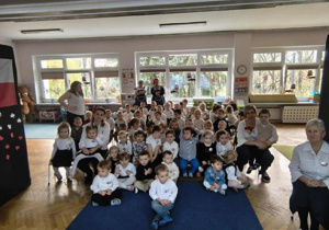 Dzieci siedzą na widowni.