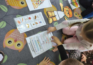 Dzieci układają piramidę zdrowego odżywania.