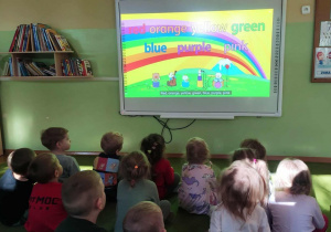 Dzieci oglądają bajkę o kolorach.