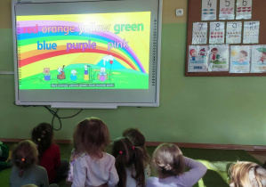 Dzieci oglądają bajkę o kolorach.