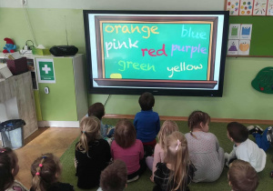 Dzieci oglądają bajkę o kolorach.