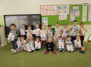 Dzieci pozują z wykonanymi pracami