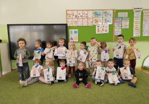 Dzieci pozują z wykonanymi pracami
